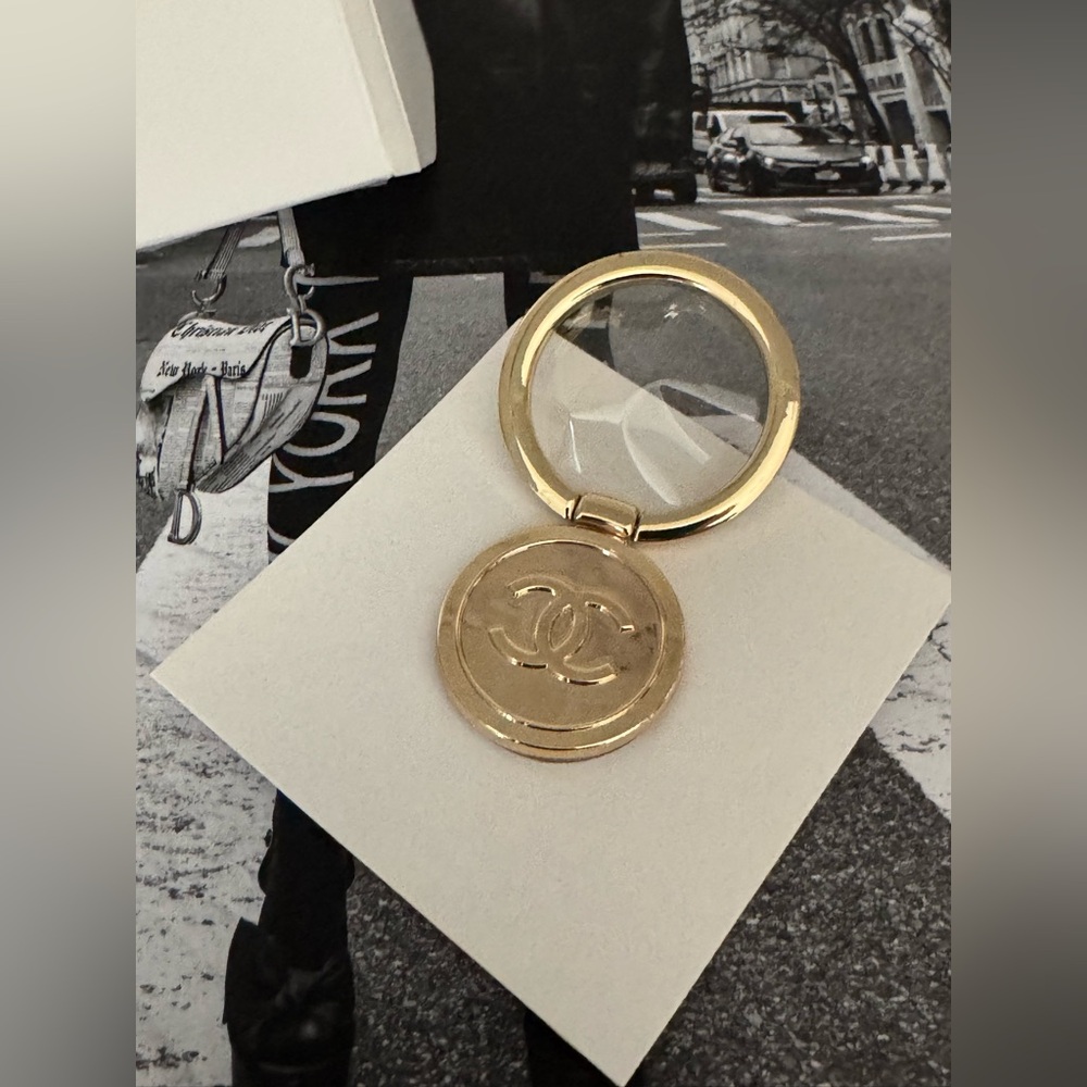 CHANEL Beauty Beaute Gold Phone Finger Ring Holder - Picture 5 of 8